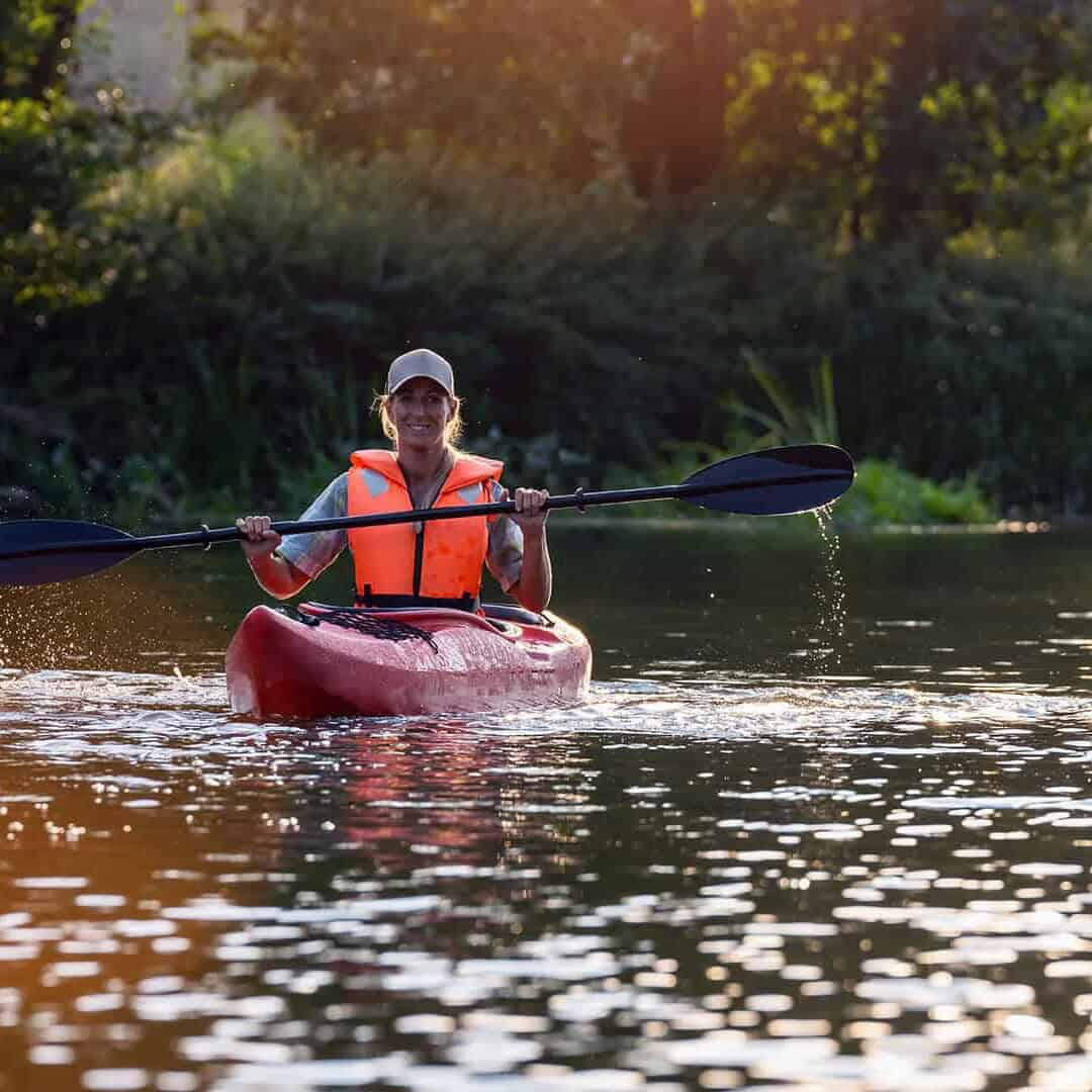 Persona remando en kayak en r&iacute;o rodeado de naturaleza en Guanajuato, M&eacute;xico.