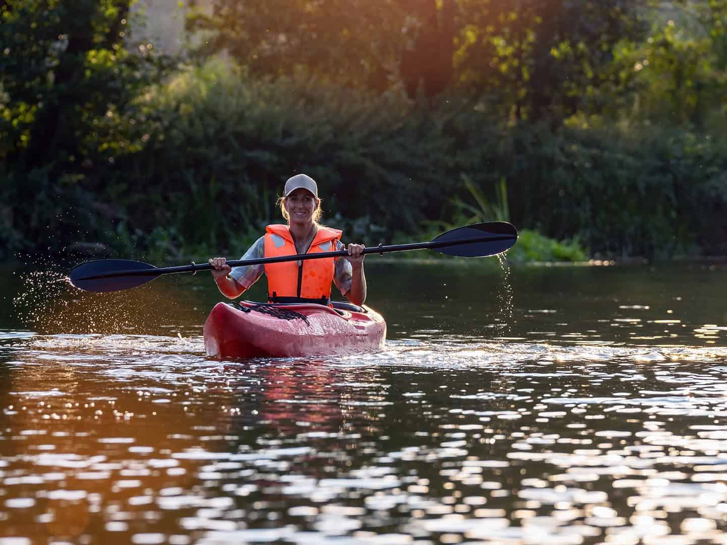 Persona remando en kayak en río rodeado de naturaleza en Guanajuato, México.