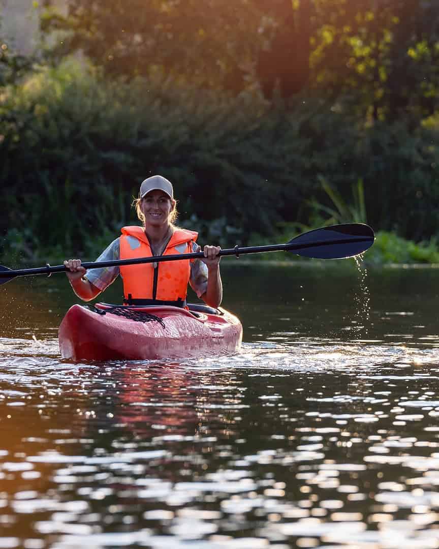 Persona remando en kayak en río rodeado de naturaleza en Guanajuato, México.