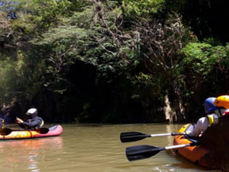 Personas haciendo kayak en río rodeado de naturaleza en Guanajuato.