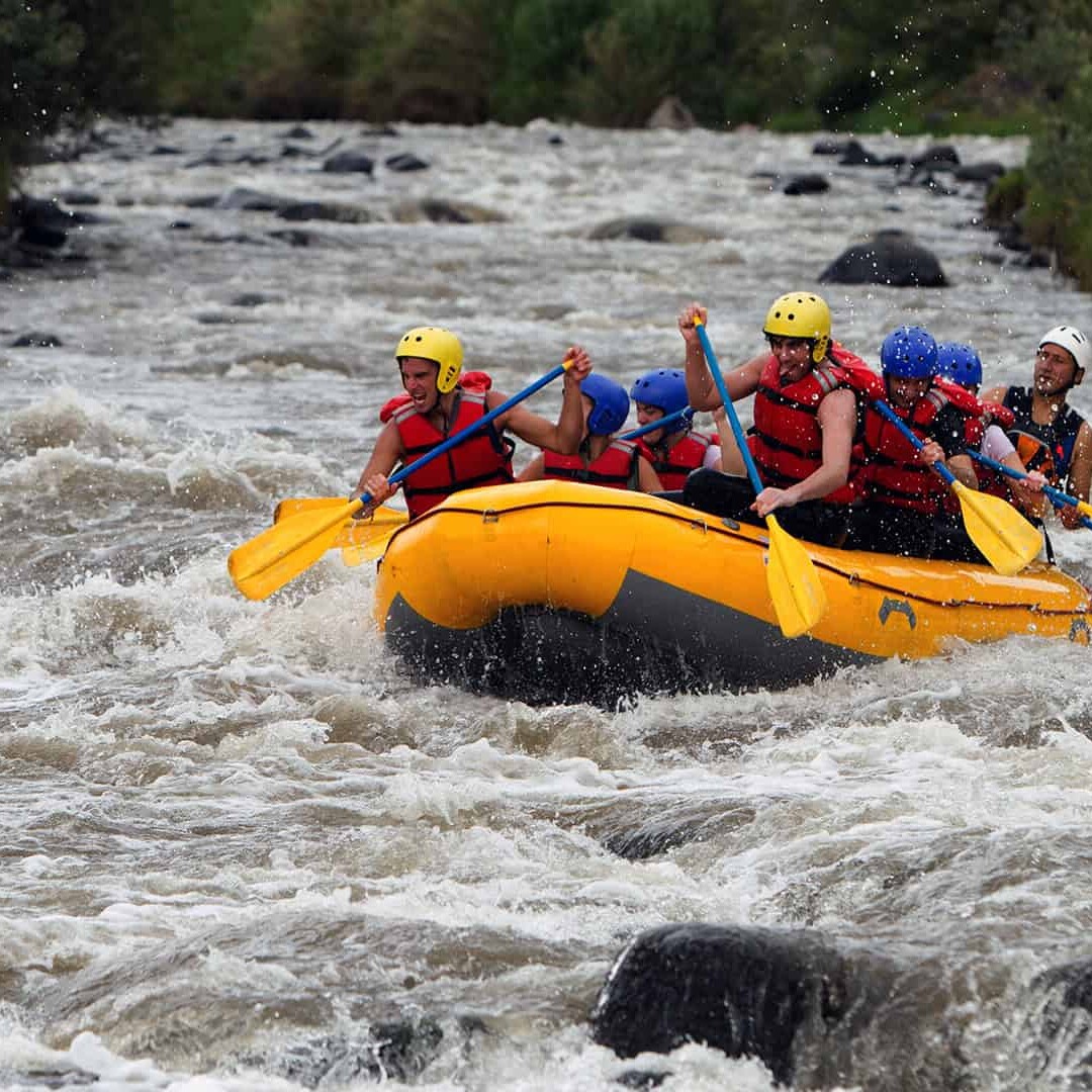 Aventureros haciendo rafting en r&iacute;o con aguas r&aacute;pidas en Guanajuato.