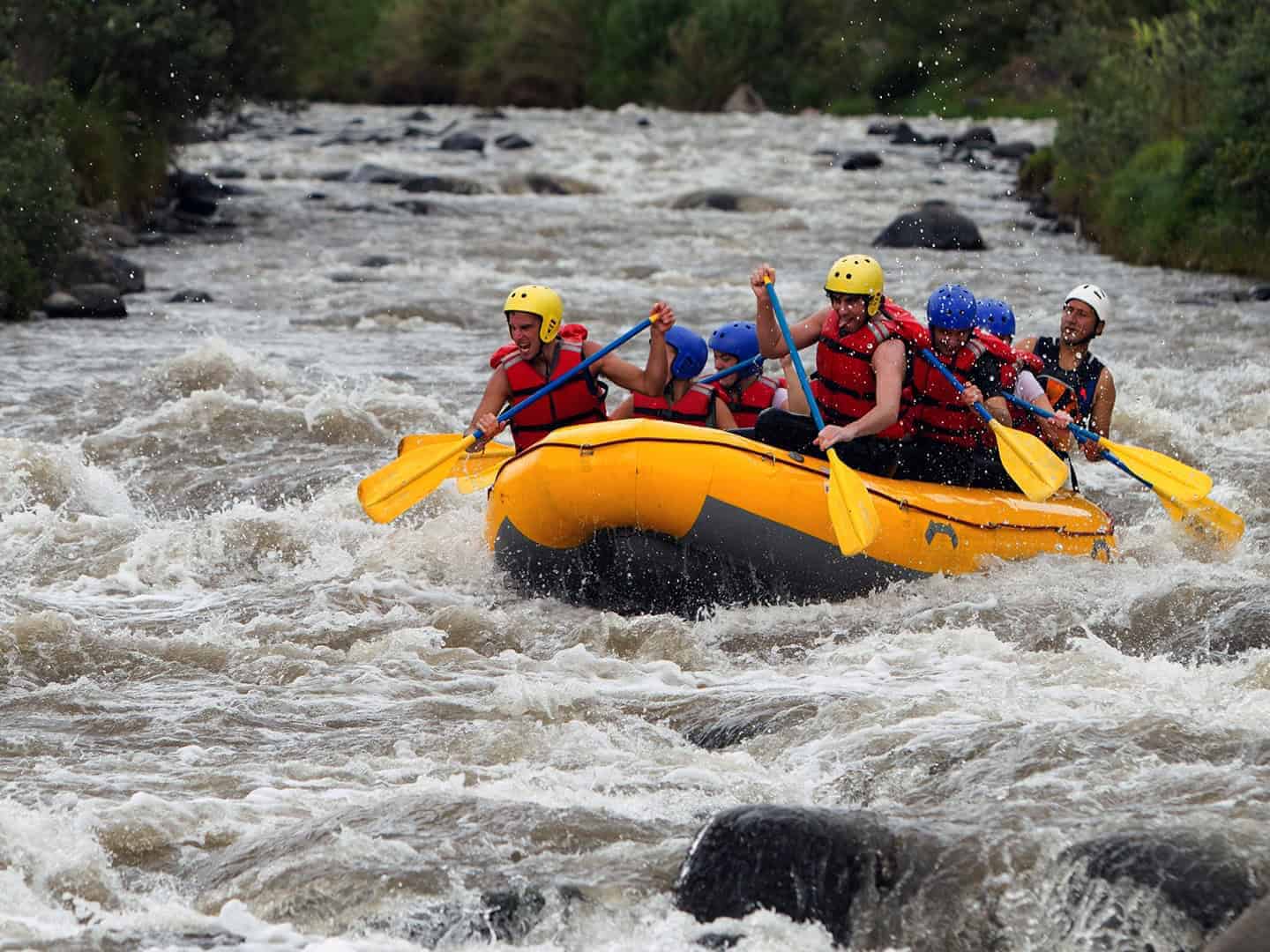 Aventureros haciendo rafting en río con aguas rápidas en Guanajuato.