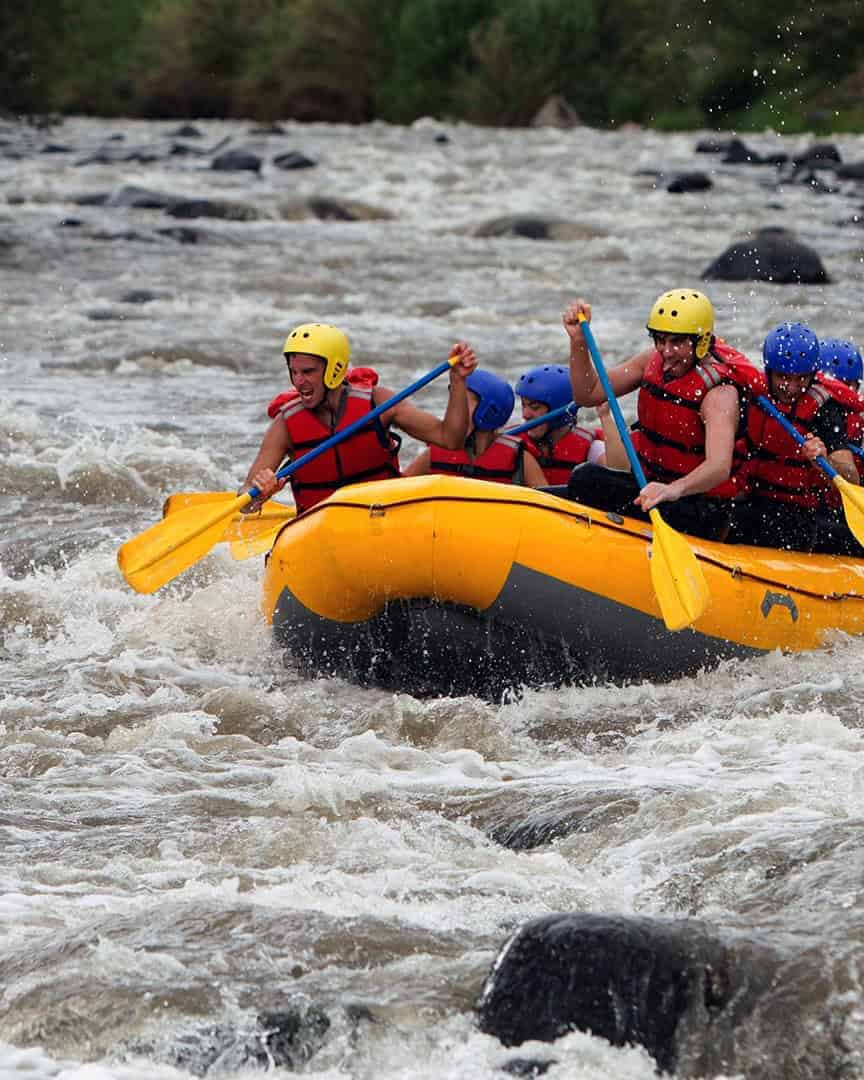 Aventureros haciendo rafting en río con aguas rápidas en Guanajuato.