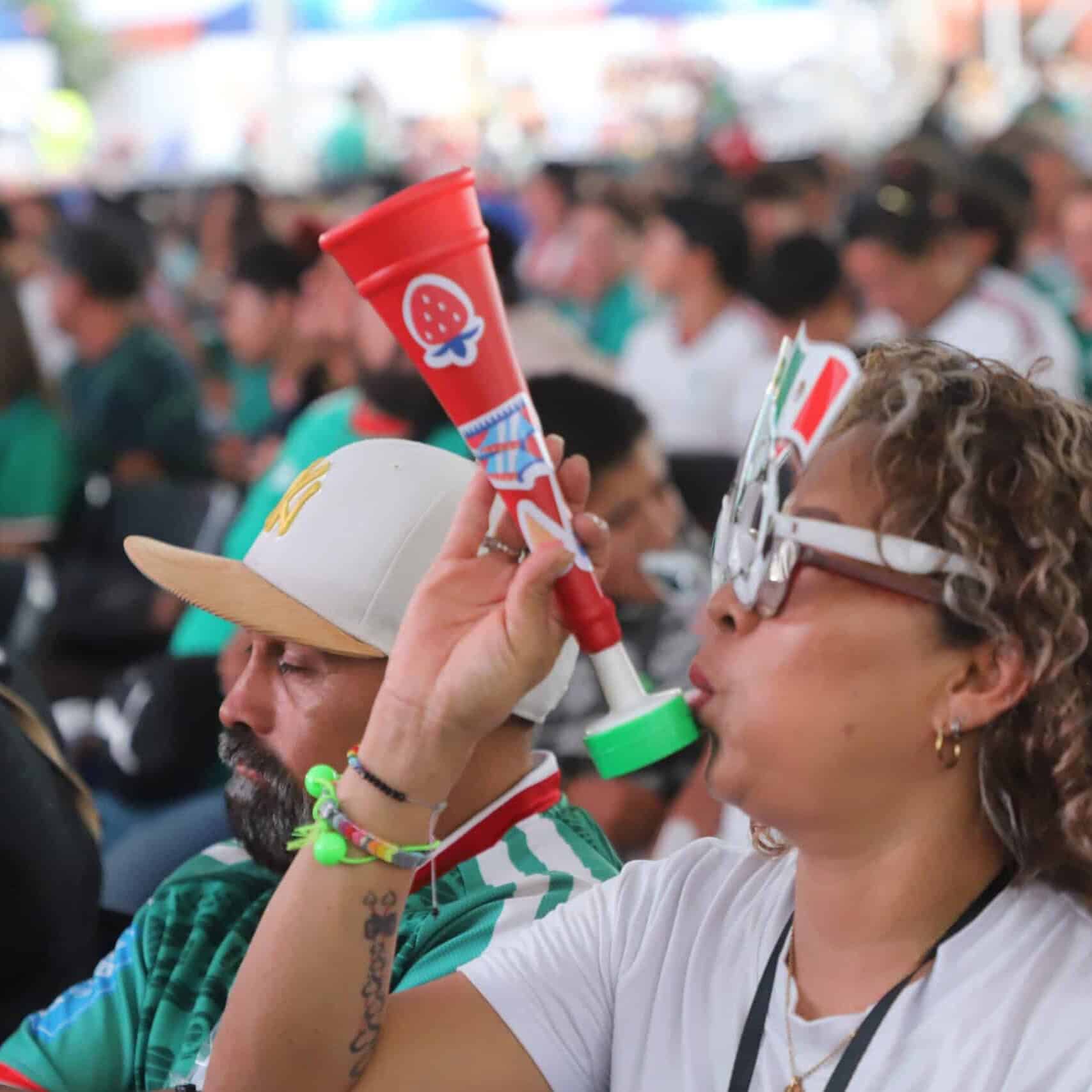Aficionados en Guanajuato disfrutan de la Fiesta del Fútbol con banderas y accesorios.