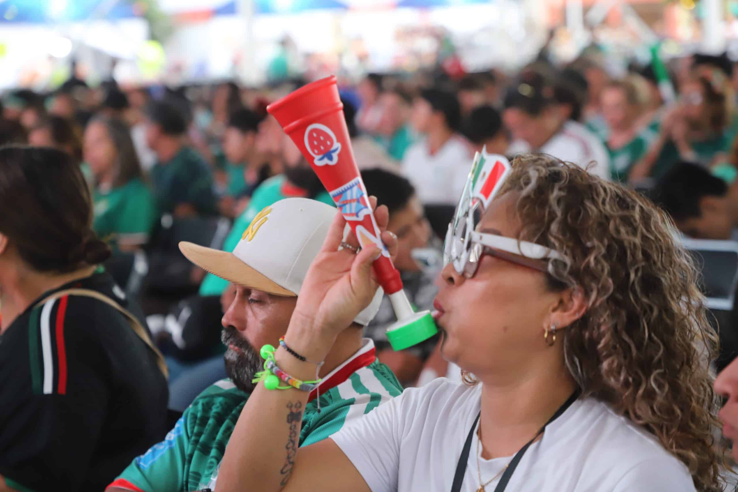 Aficionados en Guanajuato disfrutan de la Fiesta del Fútbol con banderas y accesorios.