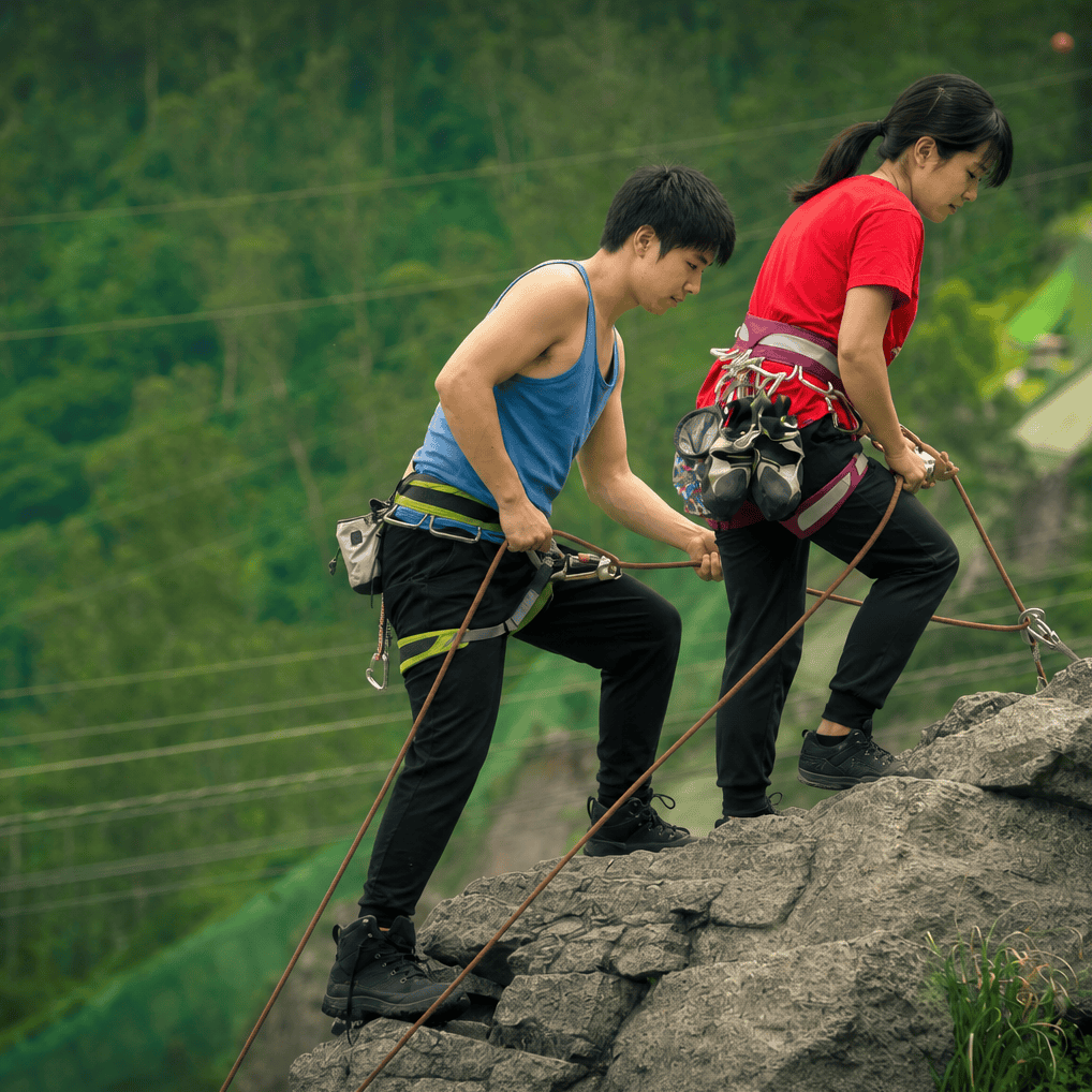 Dos personas escalando rocas en un entorno natural de Guanajuato.