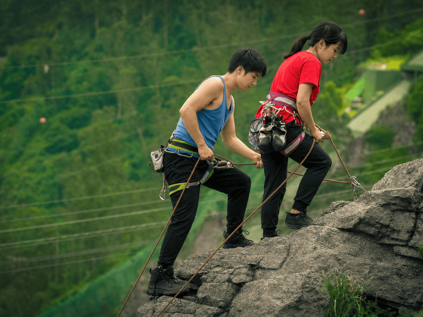 Dos personas escalando rocas en un entorno natural de Guanajuato.