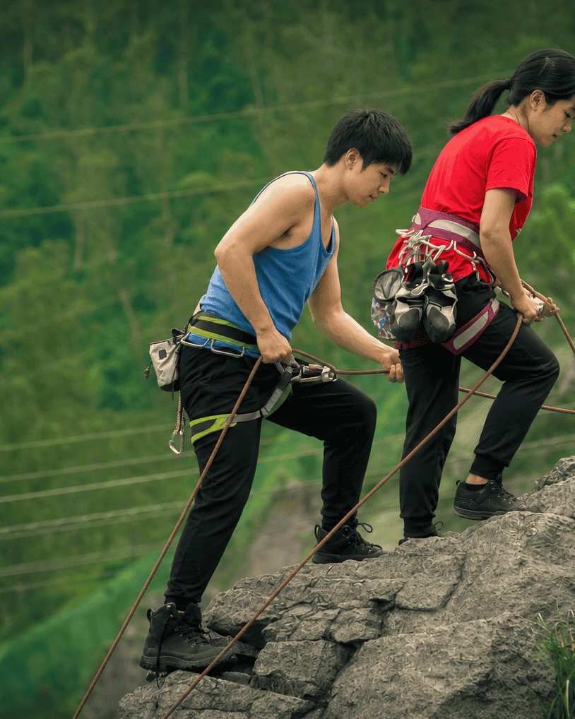 Dos personas escalando rocas en un entorno natural de Guanajuato.