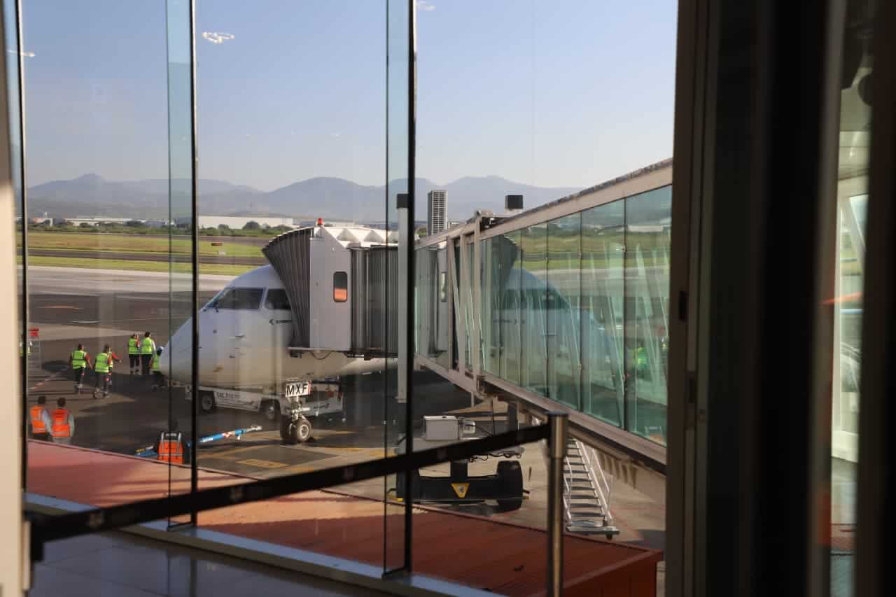 Avi&oacute;n en aeropuerto de Guanajuato con vista a las monta&ntilde;as.