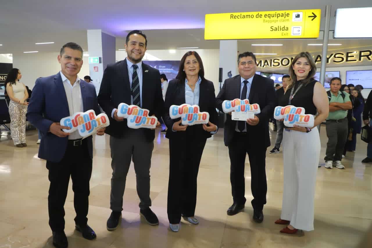 Autoridades en aeropuerto de Guanajuato con se&ntilde;alizaci&oacute;n de salida y reclamo de equipaje.