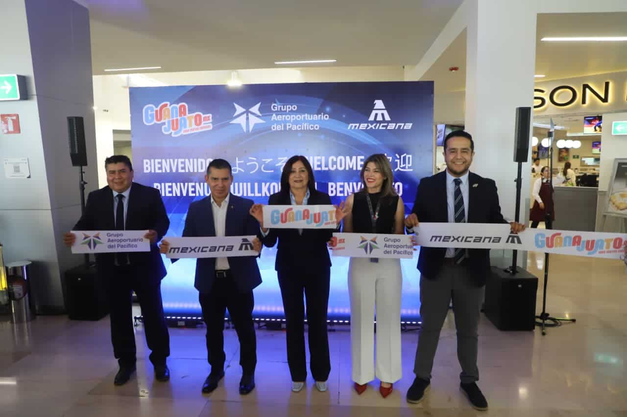 Inauguración de la nueva ruta aérea Bajío–AIFA en Guanajuato con autoridades y ejecutivos.