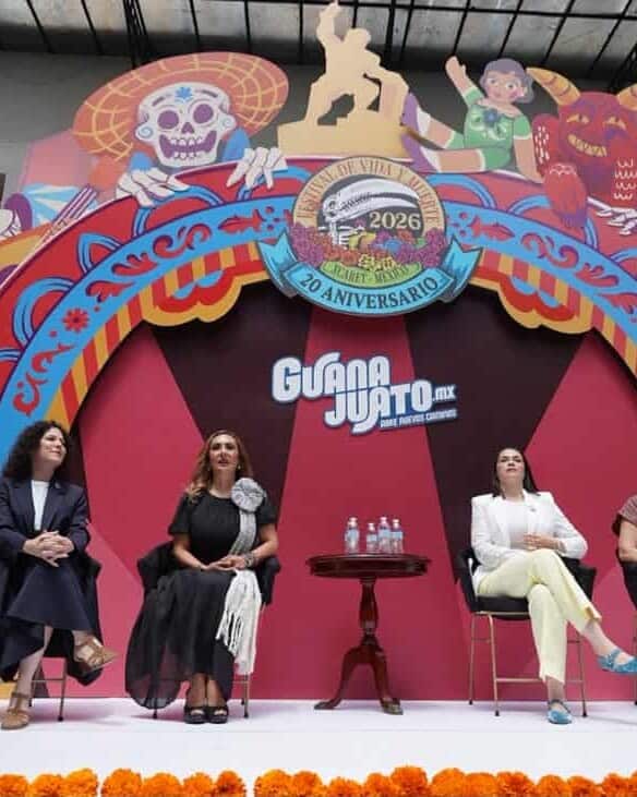 Cuatro panelistas en evento cultural en Guanajuato con temática de tradiciones mexicanas.