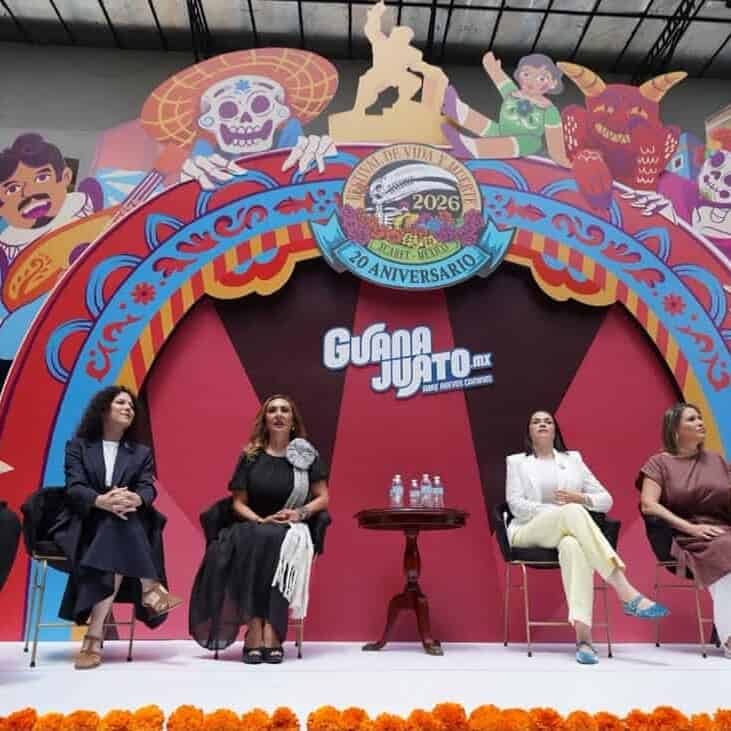 Cuatro panelistas en evento cultural en Guanajuato con temática de tradiciones mexicanas.