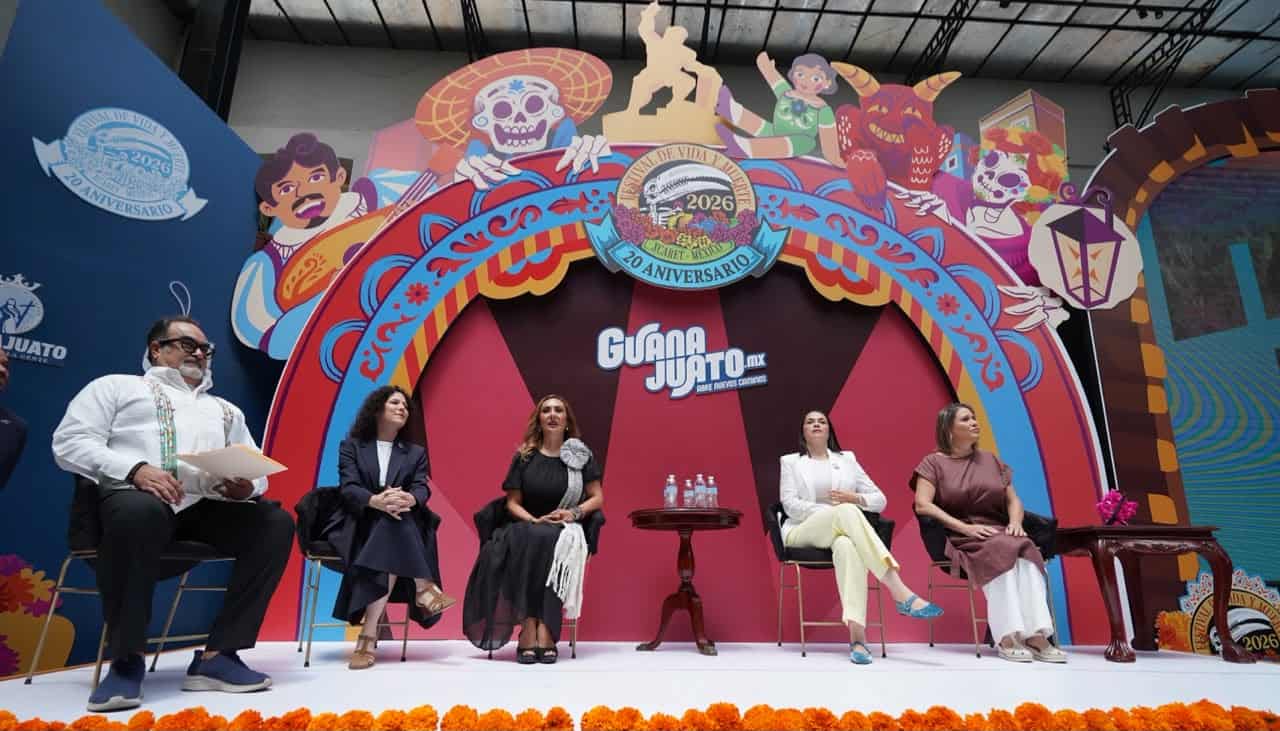Cuatro panelistas en evento cultural en Guanajuato con temática de tradiciones mexicanas.