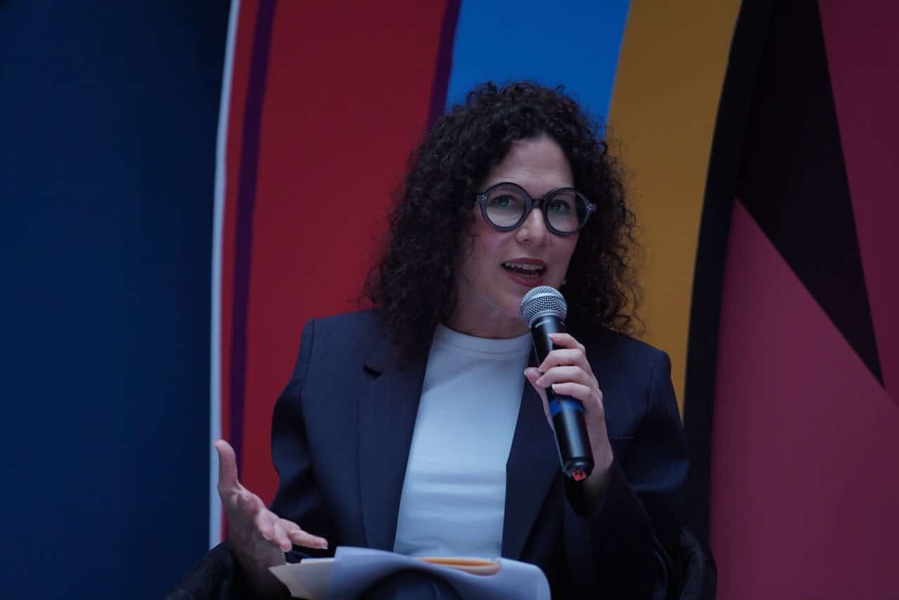 Mujer hablando en evento cultural en Guanajuato durante el Festival de Tradiciones de Vida y Muerte.