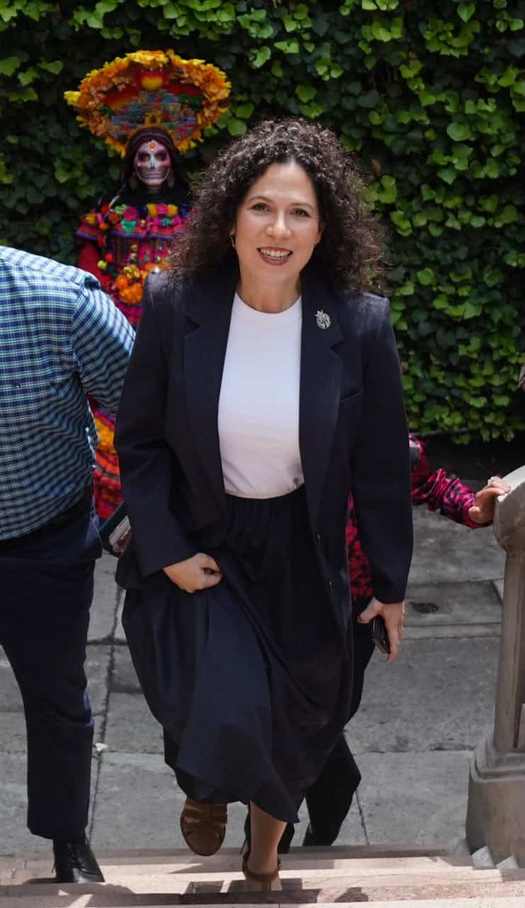 Mujer en evento cultural de Guanajuato con decoraci&oacute;n tradicional mexicana.