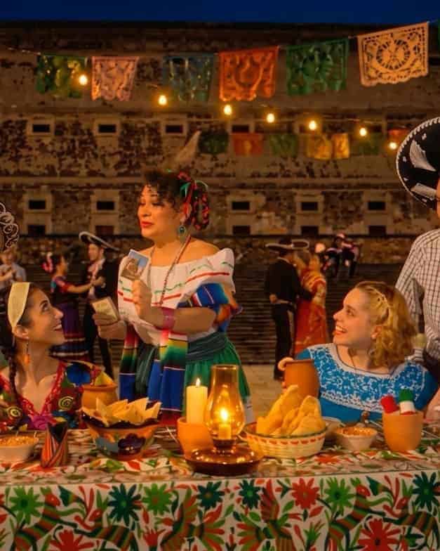 Celebración del mes patrio en Guanajuato con comida y música tradicional mexicana.