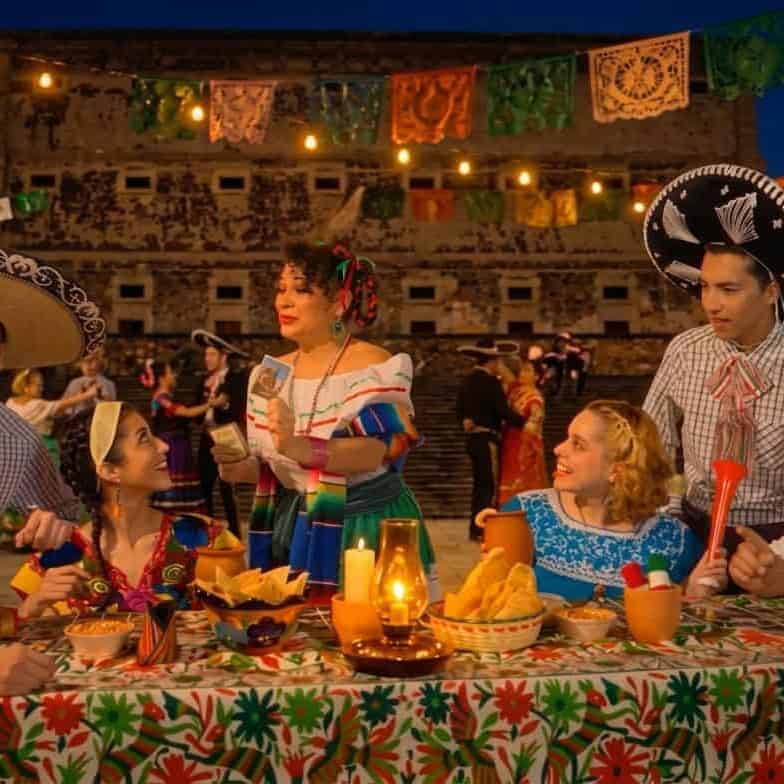 Celebración del mes patrio en Guanajuato con comida y música tradicional mexicana.