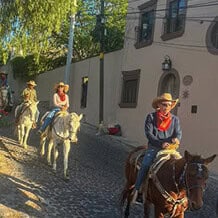 Turistas paseando en caballos en Rancho Xotolar, Guanajuato.