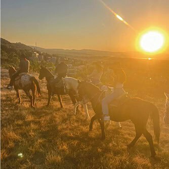 Paseo a caballo al atardecer en Rancho Xotolar, Guanajuato, México.