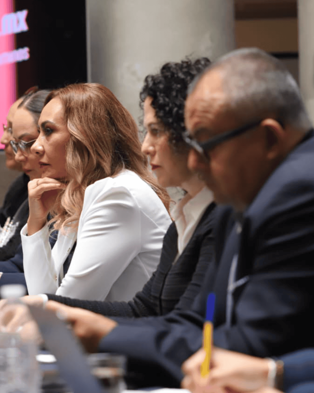Personas en una mesa de conferencia en evento de turismo en Guanajuato.