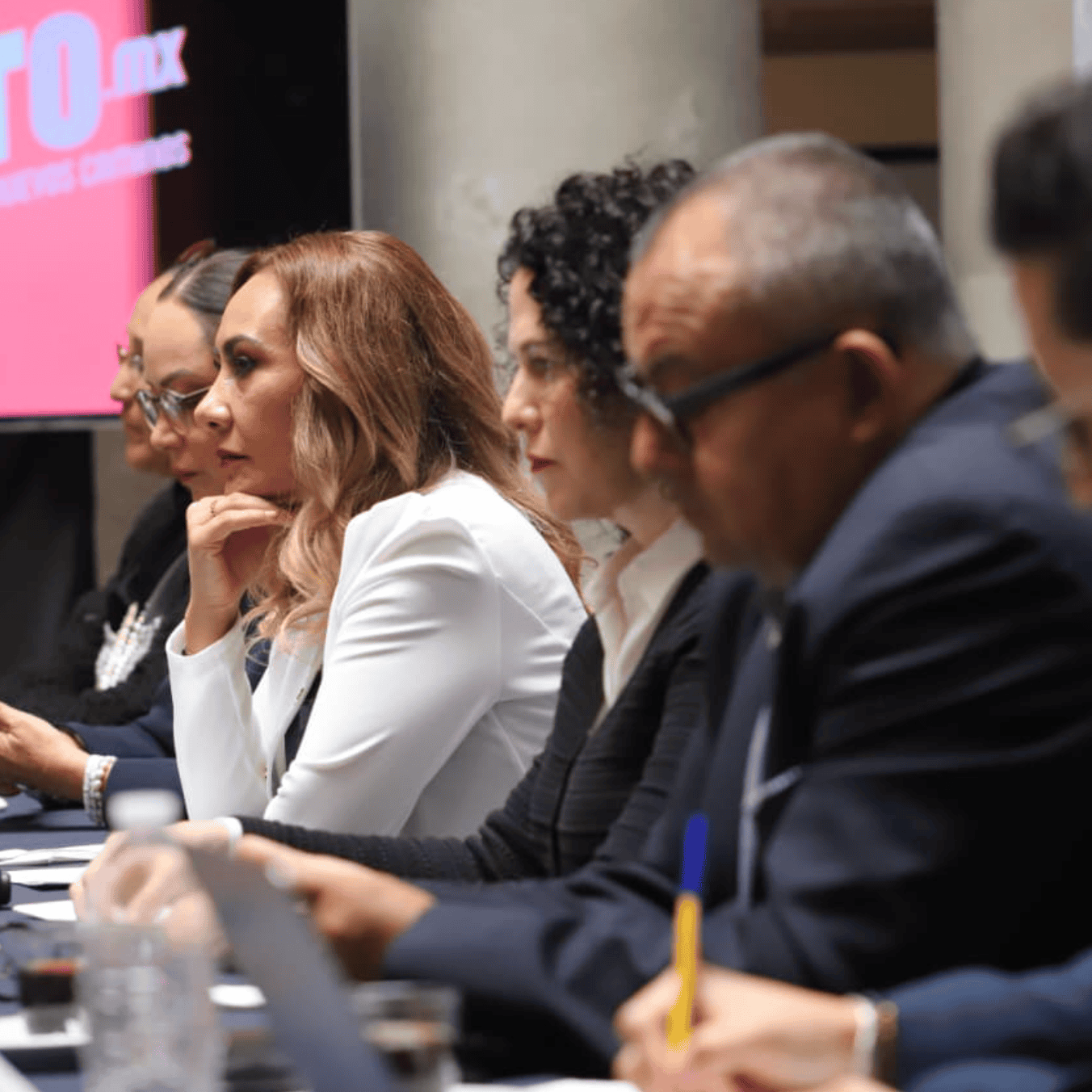 Personas en una mesa de conferencia en evento de turismo en Guanajuato.