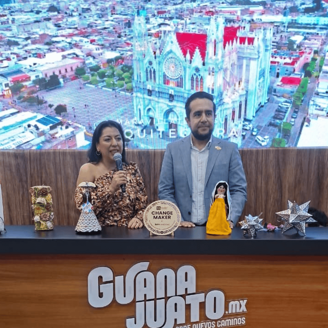 Turismo en Guanajuato con vista de la catedral en el fondo.
