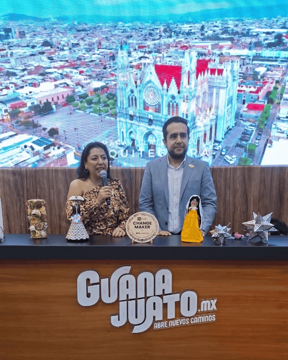 Turismo en Guanajuato con vista de la catedral en el fondo.