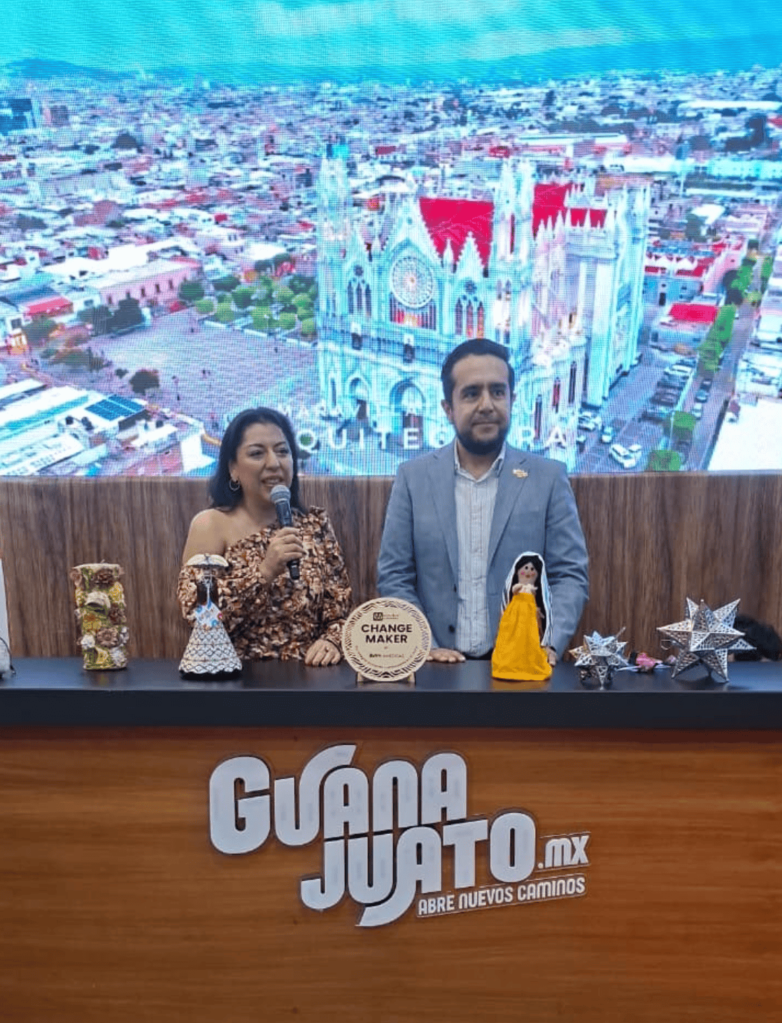 Turismo en Guanajuato con vista de la catedral en el fondo.