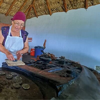 Mujer preparando comida tradicional en Rancho Xotolar, Guanajuato.