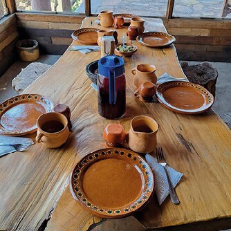 Mesa rústica con vajilla de barro en Rancho Xotolar, Guanajuato.