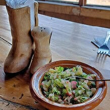 Tazón de ensalada fresca en Rancho Xotolar, Guanajuato.