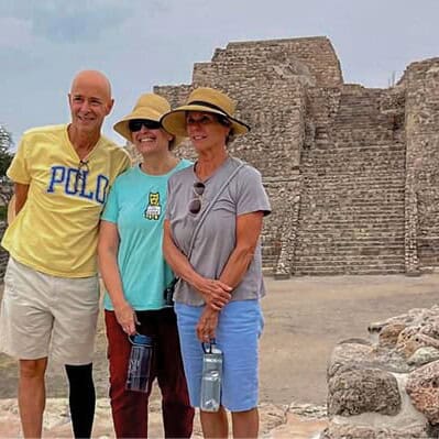 Turistas en ruinas antiguas en Guanajuato, México.