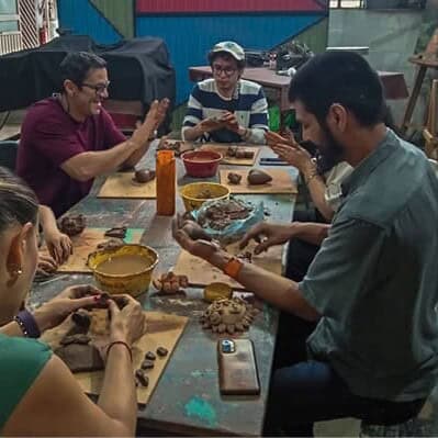 Grupo de personas disfrutando de una comida tradicional en un ambiente al aire libre en Guanajuato.