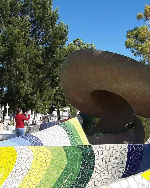 Escultura colorida en parque de Guanajuato con árboles y cielo azul.