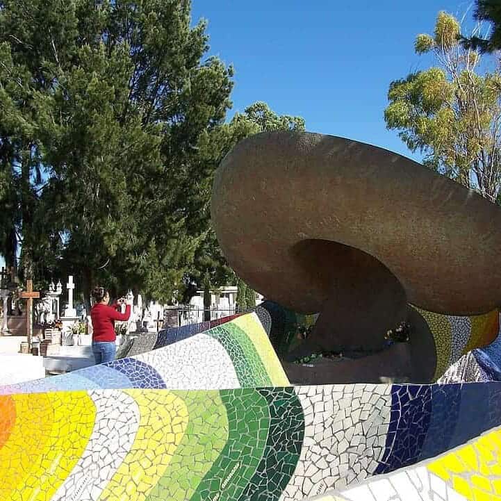 Escultura colorida en parque de Guanajuato con árboles y cielo azul.