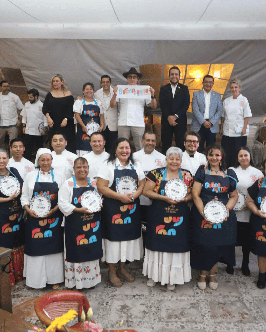Participantes en festival endémico de Guanajuato con trajes tradicionales y premios.