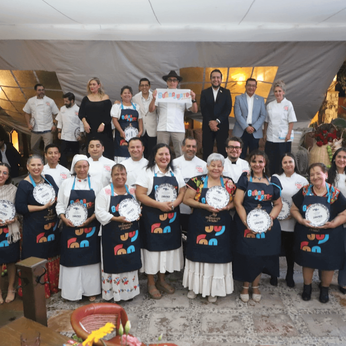 Participantes en festival endémico de Guanajuato con trajes tradicionales y premios.