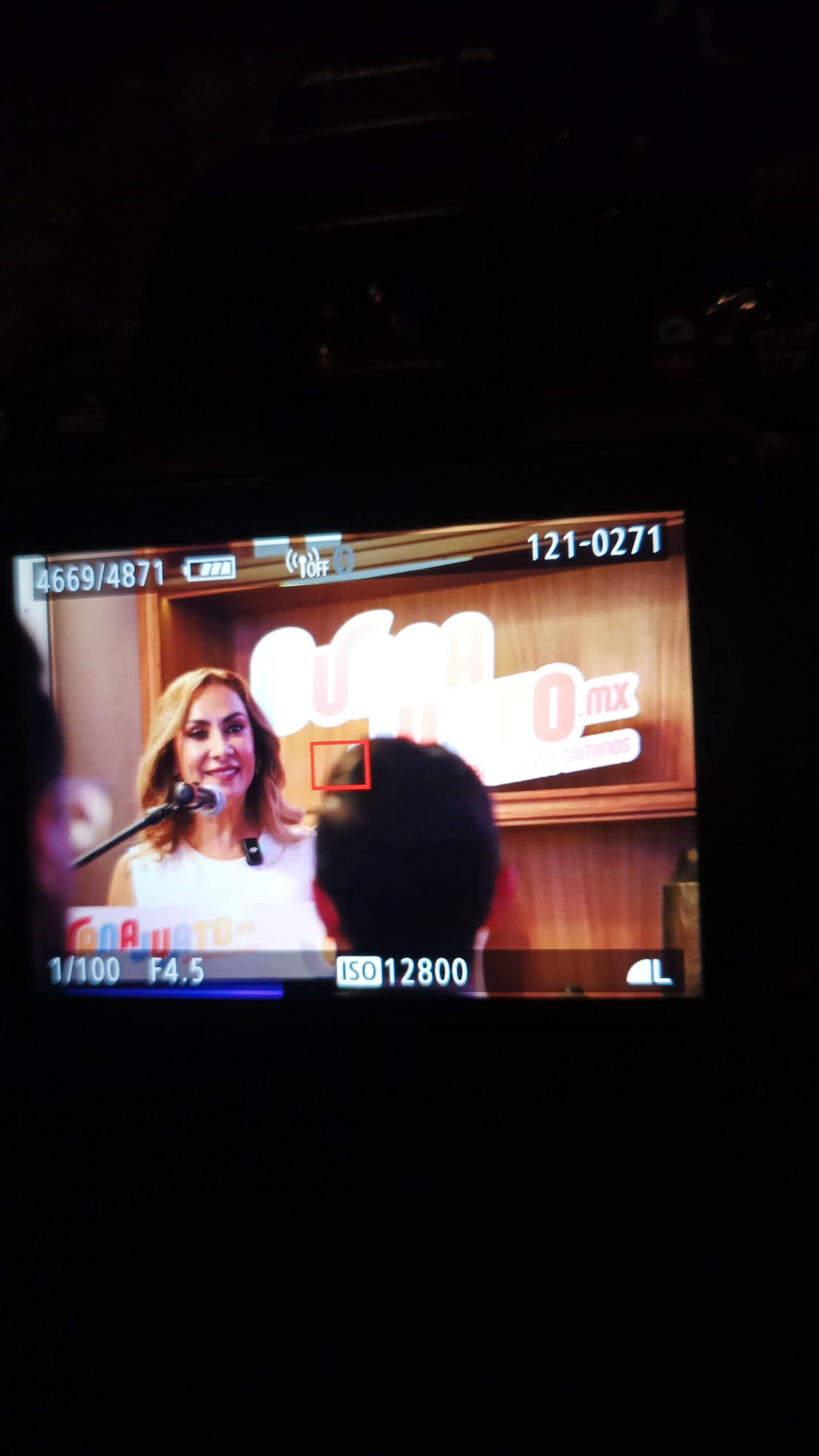 Mujer en entrevista en un evento de turismo en Guanajuato, M&eacute;xico.