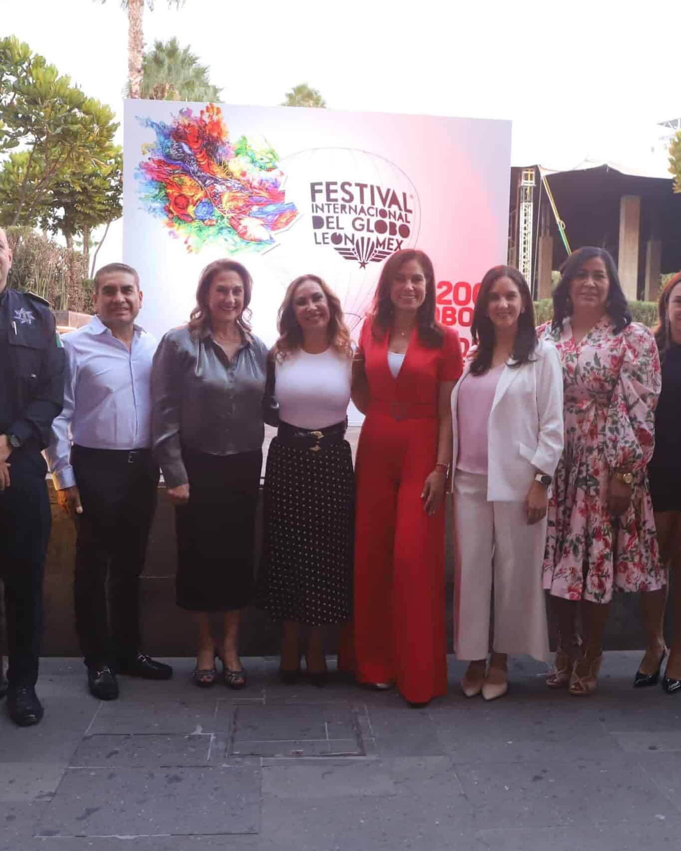 Grupo de personas en evento del Festival Internacional del Globo 2026 en Guanajuato.