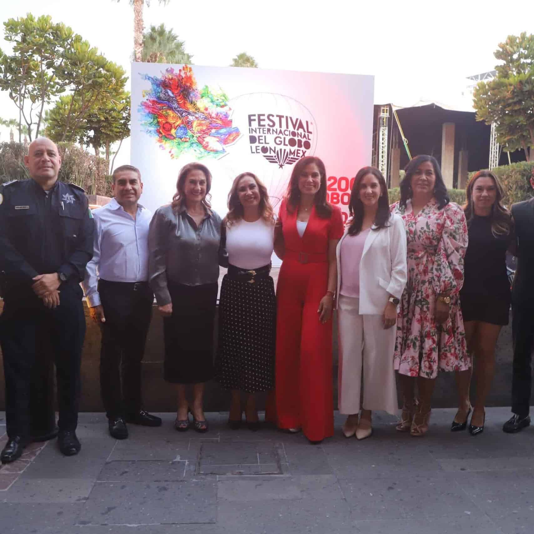 Grupo de personas en evento del Festival Internacional del Globo 2026 en Guanajuato.