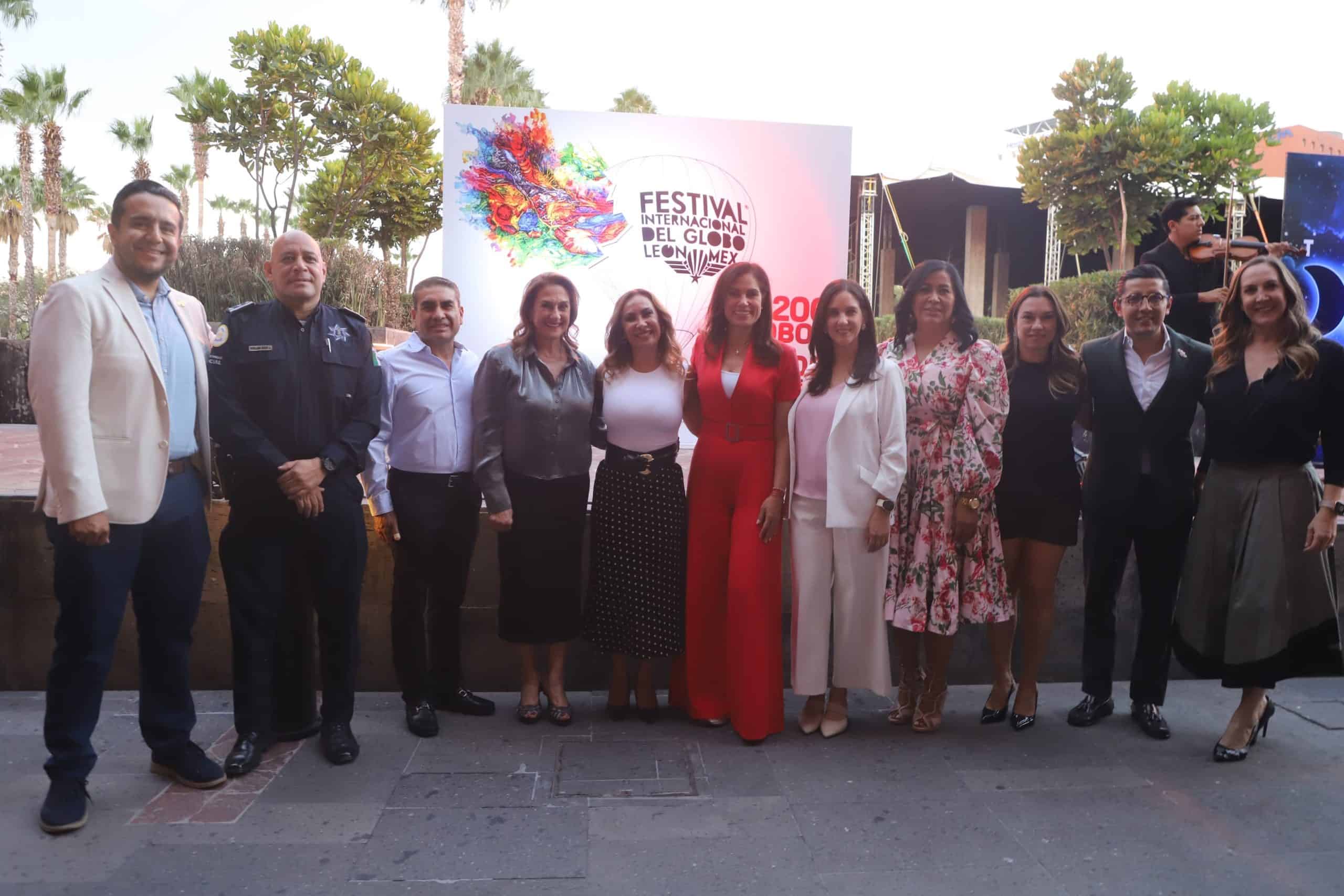 Grupo de personas en evento del Festival Internacional del Globo 2026 en Guanajuato.