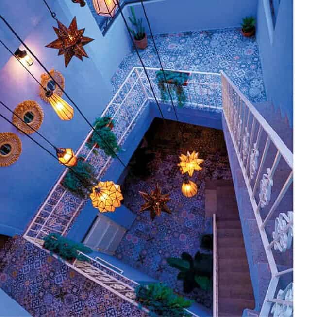 Decoración navideña en un patio de Guanajuato con luces y estrellas.