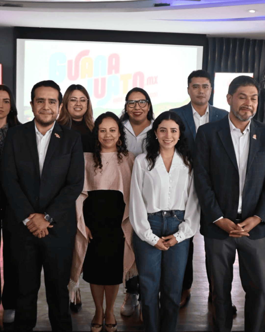 Grupo de personas en evento de turismo en Guanajuato, promoviendo destinos en Michoacán.