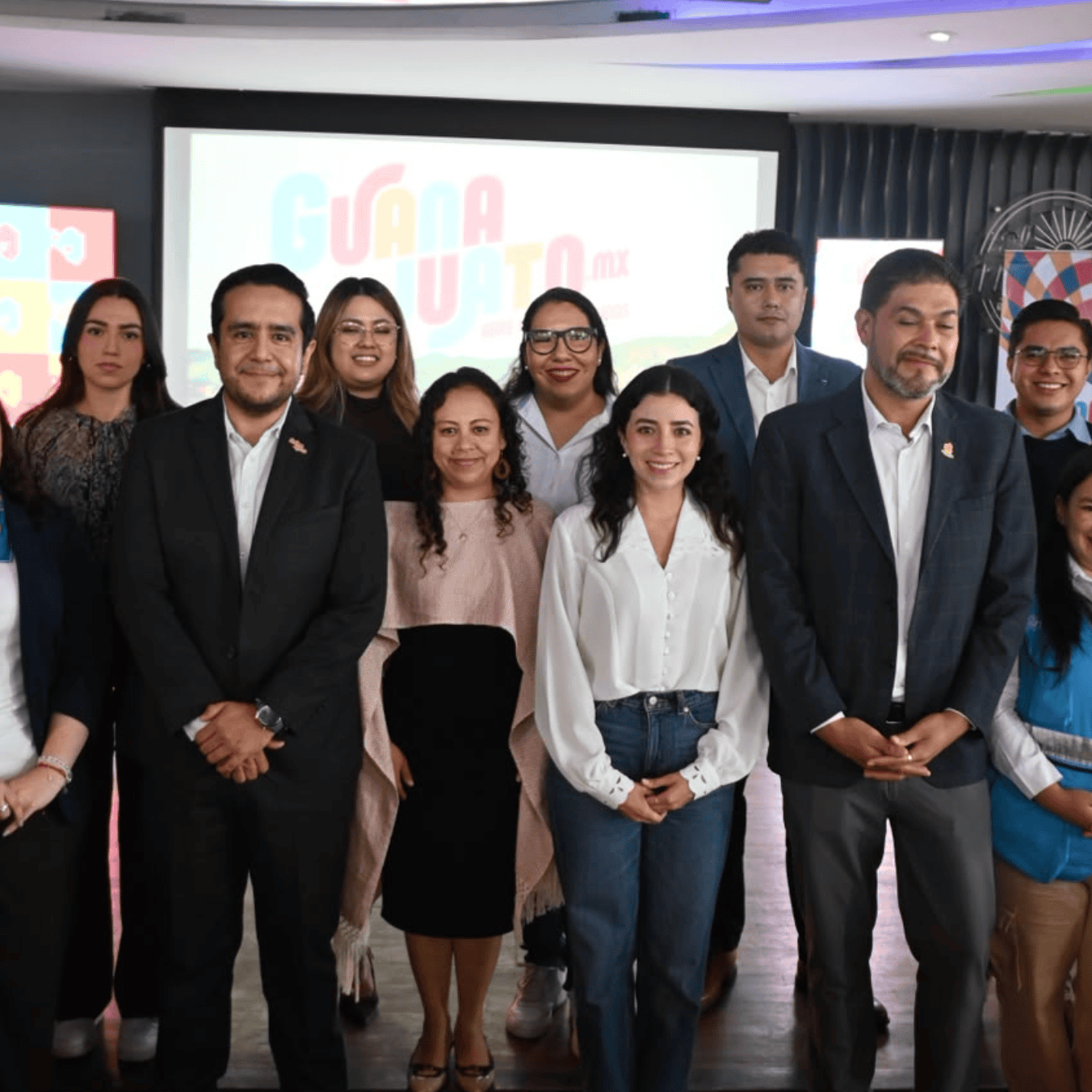 Grupo de personas en evento de turismo en Guanajuato, promoviendo destinos en Michoacán.