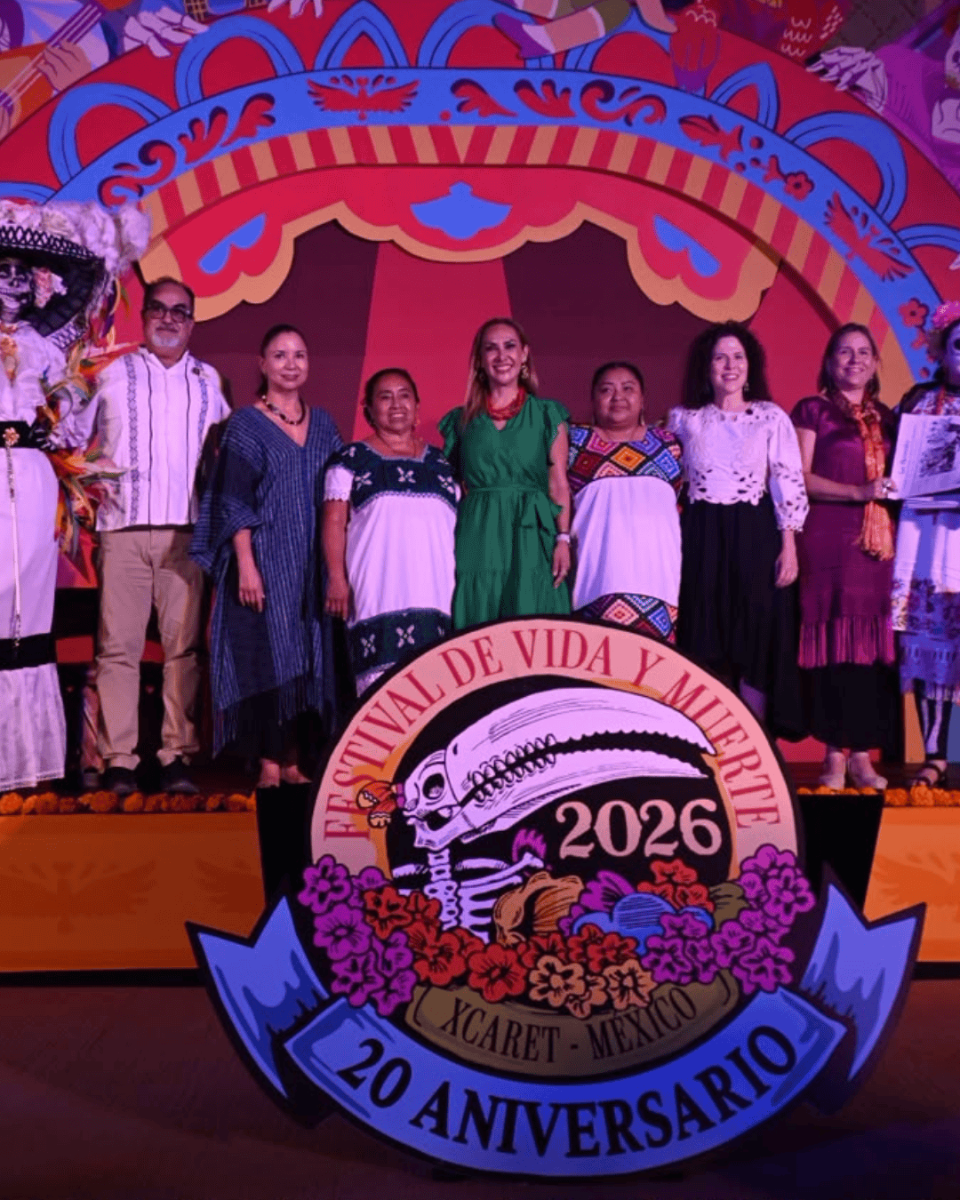 Participantes en festival cultural de Guanajuato con decoración colorida y tradicional.