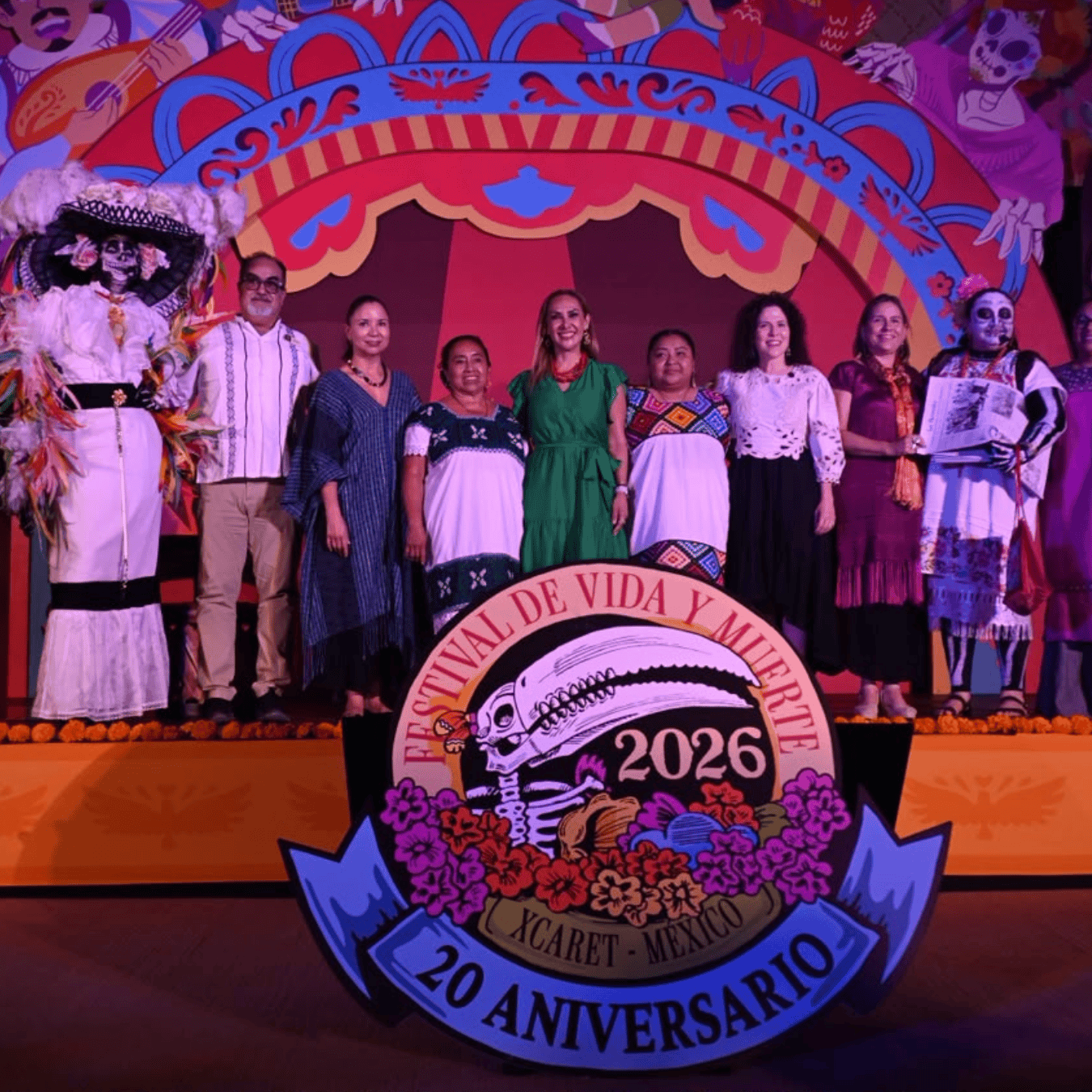 Participantes en festival cultural de Guanajuato con decoración colorida y tradicional.