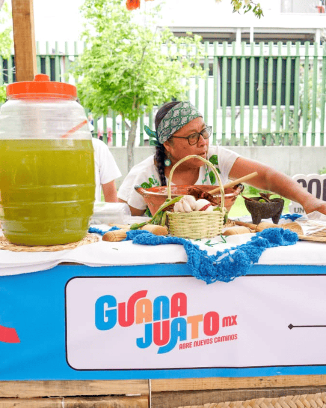 Mujer vendiendo productos tradicionales en feria de turismo en Guanajuato.