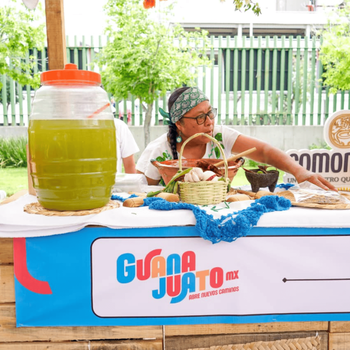 Mujer vendiendo productos tradicionales en feria de turismo en Guanajuato.