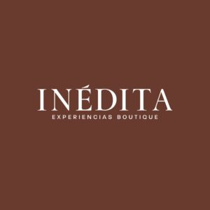 Logo de INÉDITA EXPERIENCIAS BOUTIQUE en fondo marrón.